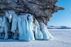 hermosa paisaje de un hielo espiga y carámbano formando en un temperatura abajo 0c en lago Baikal, Rusia. foto
