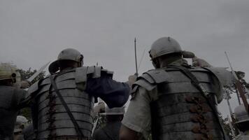 gruppo di epico eserciti truppe di storico gladiatori nel uniforme andando per guerra video