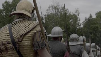 gruppo di epico eserciti truppe di storico gladiatori nel uniforme andando per guerra video