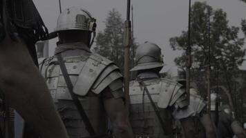 antiguo retro Clásico Ejército soldados de marcha juntos en guerra campo de batalla video