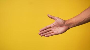 del hombre mano señalando dedo a cámara en amarillo antecedentes foto