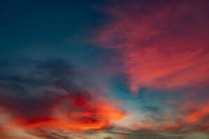 amanecer. puesta de sol cielo con amable vistoso nubes para fondo y conceptos foto