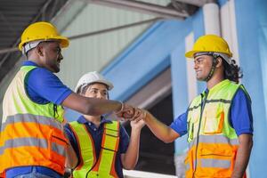 éxito trabajo en equipo conceptos, contento negocio personas ingeniero y almacén trabajador equipo unión manos después reunión foto