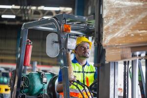 trabajador conductor a almacén máquina elevadora cargador trabajos a contenedores caja, trabajador hombre en almacén con máquina elevadora foto