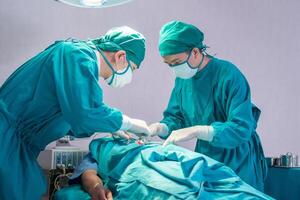 equipo médico que realiza una operación quirúrgica en el quirófano, equipo quirúrgico concentrado que opera a un paciente foto