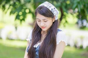 retrato de un Adolescente niña a parque, joven asiático adolescente mujer disfrutando al aire libre foto