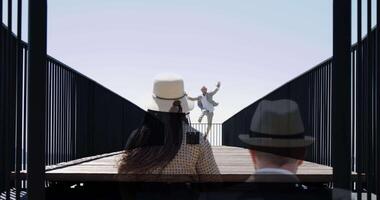 dos joven personas caminando juntos en puente la carretera con lago ver video