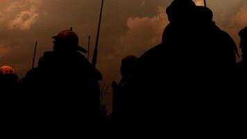 vieux rétro ancien armée soldats marcher ensemble sur guerre champ de bataille video