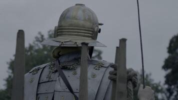 vieux rétro ancien armée soldats marcher ensemble sur guerre champ de bataille video