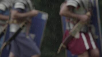 vieux rétro ancien armée soldats marcher ensemble sur guerre champ de bataille video