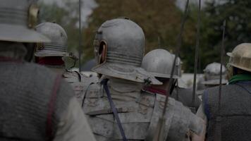 grupo de épico ejércitos tropa de histórico gladiadores en uniforme yendo a guerra video