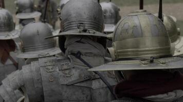 grupo de épico ejércitos tropa de histórico gladiadores en uniforme yendo a guerra video