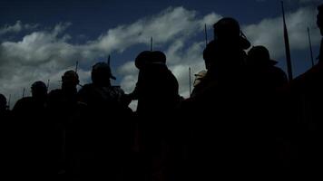 gruppo di epico eserciti truppe di storico gladiatori nel uniforme andando per guerra video