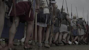 grupo de épico ejércitos tropa de histórico gladiadores en uniforme yendo a guerra video