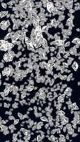 vertical vídeo - brillante espumoso diamantes que cae en lento movimiento animación. esta elegante lujo piedra preciosa movimiento antecedentes es lleno hd y un sin costura bucle. video