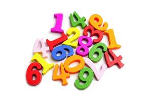 Número de matemáticas colorido sobre fondo blanco, estudio de educación, aprendizaje de matemáticas, concepto de enseñanza. foto