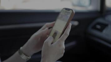 persoon gebruik makend van smartphone Bij auto, Holding smartphone in auto video