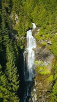 aéreo ver de hermosa cascada, británico Columbia, Canadá. vertical vídeo video