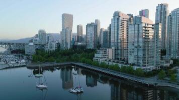 Antenne Aussicht von das Wolkenkratzer im Innenstadt von Vancouver beim Dämmerung, Kanada video