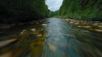 volo al di sopra di un' montagna fiume. tiro su fpv drone. Britannico Colombia, Canada. video