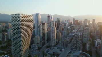 aéreo ver de el rascacielos en céntrico de Vancouver a amanecer, Canadá video