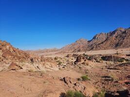 A beautiful  daytime view of the mountain range adjacent to Split Rock in Tabuk, Saudi Arabia. photo