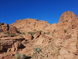 A beautiful  daytime view of the mountain range adjacent to Split Rock in Tabuk, Saudi Arabia. photo