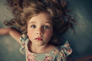 ai generado un de cerca retrato de un pequeño niña .ella es un bonito, dulce, atractivo, curioso, creativo, alegre niña foto