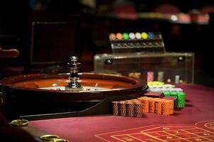 de cerca papas fritas y ruleta a el casino en el rojo mesa foto