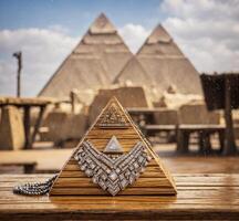 ai generado pirámide de giza, Egipto. selectivo enfocar. superficial profundidad de campo. foto