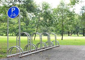 bicicleta firmar y estacionamiento en público parque foto