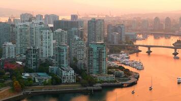 aérien vue de le grattes ciels dans centre ville de Vancouver à aube, Canada video
