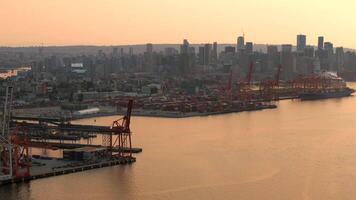 antenne visie van haven van Vancouver, downtown is Aan de achtergrond video