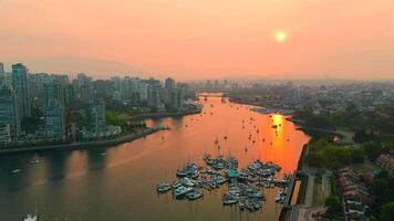 aéreo ver de el rascacielos en céntrico de Vancouver a amanecer, Canadá video