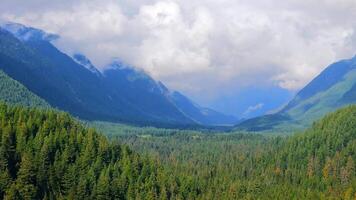 Antenne Aussicht von kanadisch Berg Landschaft im wolkig Tag. genommen in der Nähe von Vancouver video