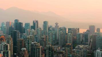 aereo Visualizza di il grattacieli nel centro di vancouver a alba, Canada video