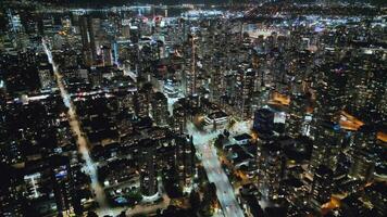 aéreo Visão em centro da cidade do Vancouver às noite video