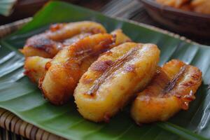 frito plátano en plátano hoja lámina. tropical postre. foto