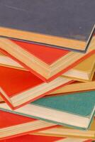 Fondo de libros abstractos - viejos rojos y verdes apagados en una pila vertical foto