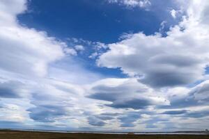 espectaculares nubes ovni en el cielo sobre islandia - altocumulus lenticularis. foto