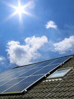 paneles solares que producen energía limpia en el techo de una casa residencial foto