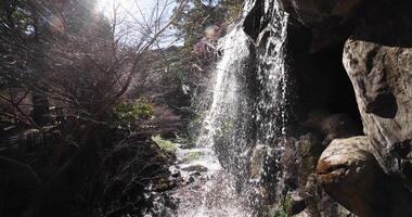 vattenfall på atami plommon parkera i shizuoka dagtid video