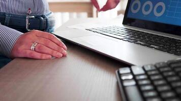 fechar acima do o negócio homem digitando em dele computador. computador teclado. video