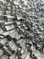 asombrosas estructuras de roca basáltica en la interminable playa negra de islandia. foto