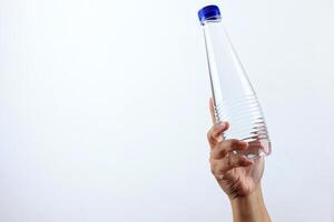 hembra mano sostener mineral agua botella foto