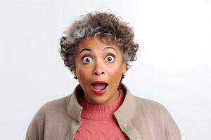 ai generado sorprendido mayor africano americano mujer, cabeza y espalda retrato en blanco antecedentes. neural red generado imagen foto