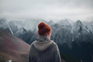 ai generado mujer con rojo pelo en gris de punto suéter mirando a alto montañas paisaje, ver desde atrás, neural red generado imagen foto