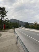 el autopista carreras a lo largo el montañas, carros moverse a lo largo eso foto