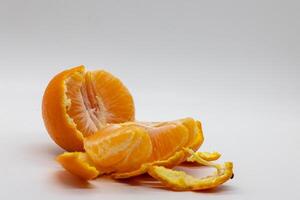 de cerca de un Mandarina en un blanco antecedentes foto