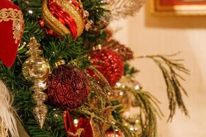 cerca arriba a el Navidad árbol con pelotas y juguetes foto